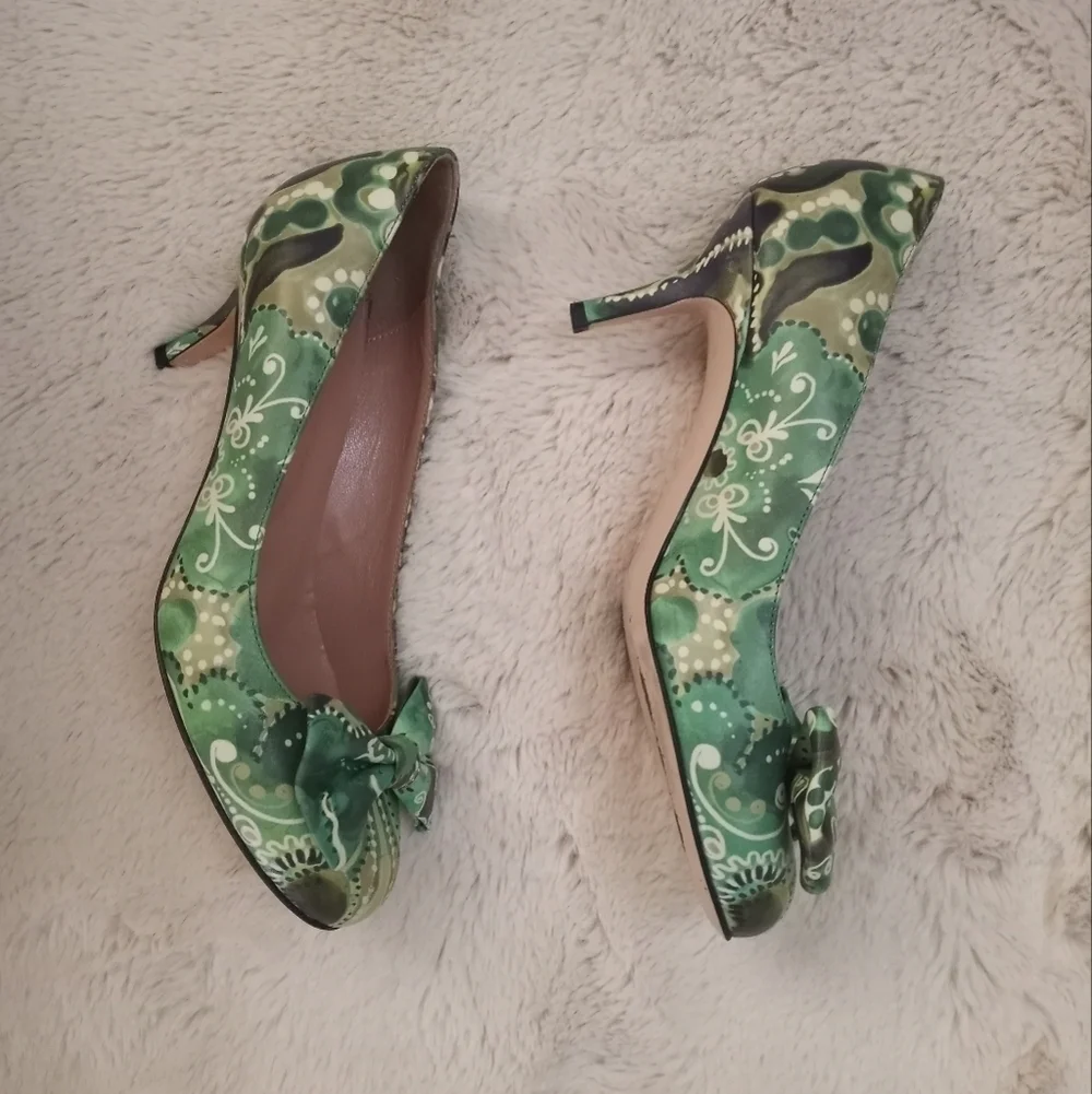 Red by Valentino Italian Leather Rare Pastel Green and Cream Paisley Floral Heel